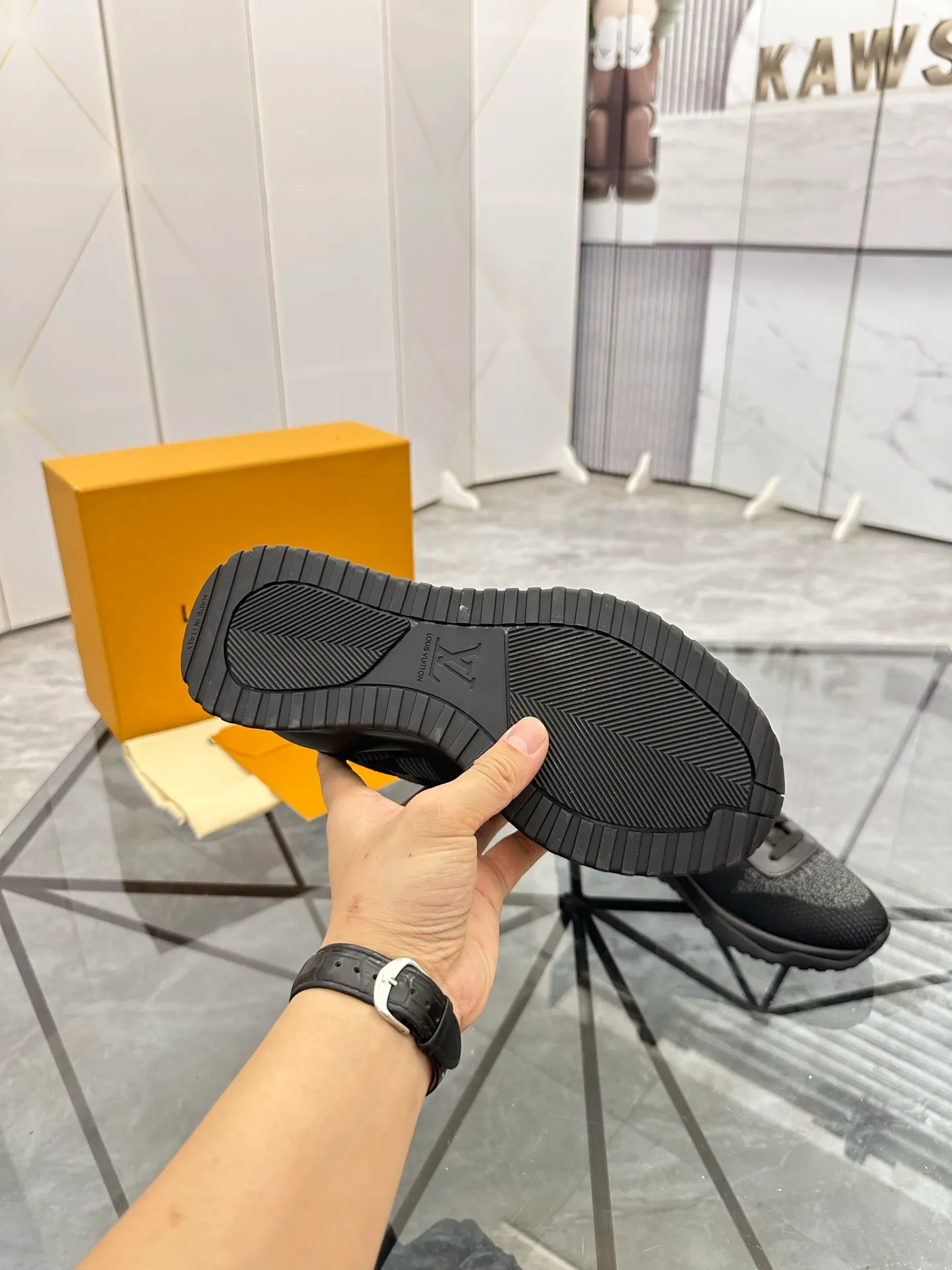 Men's shoes for sale💰: 💰P560¥ High-end quality Product trademark: LV* "Louis Vuitton*" low-top sneakers Regular size: 38-44 (can be customized to 45.46.) Product materials: imported breathable fly knit upper, breathable lining, original raw rubber translucent combination outsole. Number: 2068